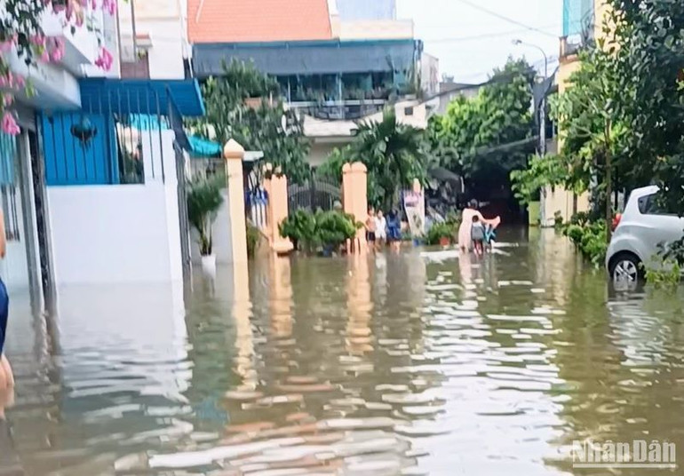 Lúc 14 giờ chiều 28/9, một số khu dân cư ở thành phố Thái Bình nước vẫn ngập sâu. (Ảnh: Mai Tú)