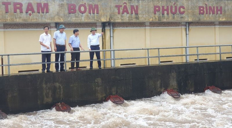 Trạm bơm tại xã Phúc Thành (Vũ Thư, tỉnh Thái Bình) hoạt động hết công suất. (Ảnh CTV)