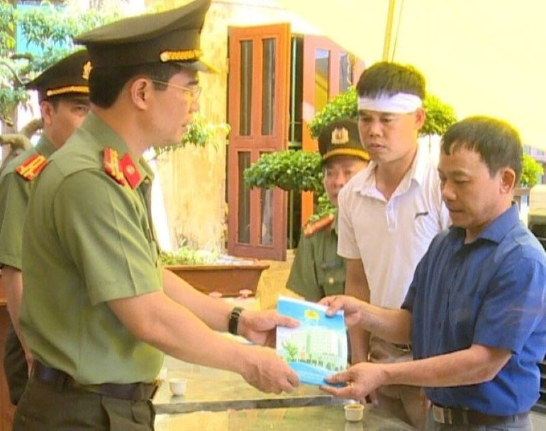 Đại tá Trần Văn Phúc, Giám đốc Công an tỉnh Thái Bình chia buồn, thăm hỏi, hỗ trợ gia đình chiến sĩ hy sinh.