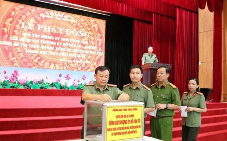 Quyên góp 300 triệu đồng hỗ trợ gia đình chiến sĩ hy sinh trong khi thực thi nhiệm vụ. (Ảnh Công an cung cấp).