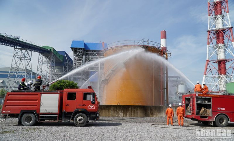 Diễn tập phòng cháy, chữa cháy tại Nhà máy Nhiệt điện Thái Bình. (Ảnh: Mai Tú)