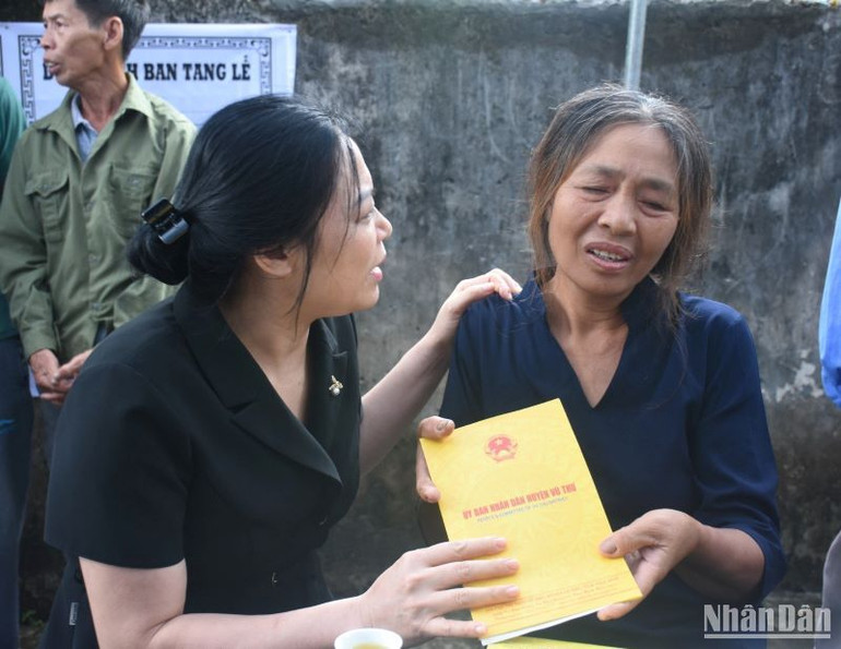 Bà Phạm Thị Như Phong, Chủ tịch Ủy ban nhân dân huyện Vũ Thư thăm hỏi, động viên gia đình nạn nhân Phạm Thị Thủy. Bà Phạm Thị Như Phong, Chủ tịch Ủy ban nhân dân huyện Vũ Thư thăm hỏi, động viên gia đình nạn nhân Phạm Thị Thủy.