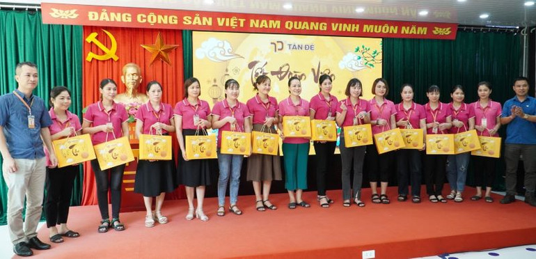 Hơn 17 nghìn suất quà Tết Trung thu được trao tận tay công nhân, lao động tại các phân xưởng. (Ảnh: CTV)