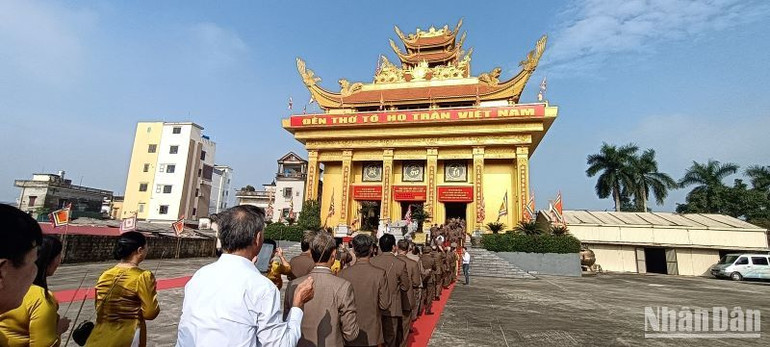 Thắp hương tưởng niệm tại Đền thờ Tổ họ Trần Việt Nam. (Ảnh: Mai Tú)