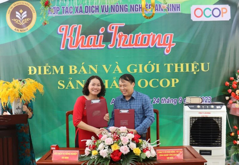 Hợp tác xã Dịch vụ nông nghiệp An Ninh và Công ty cổ phần Giống-Vật tư nông nghiệp công nghệ cao Việt Nam ký kết hợp tác. (Ảnh: CTV)