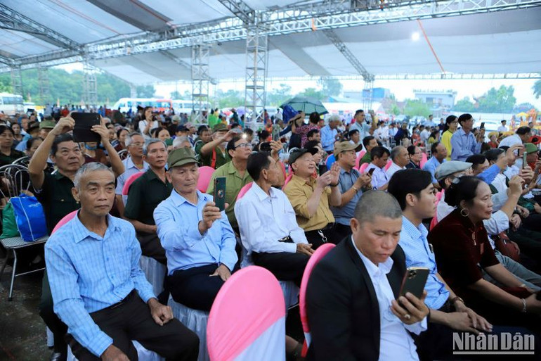 Đông đảo du khách và nhân dân địa phương dự lễ. (Ảnh Mai Tú)
