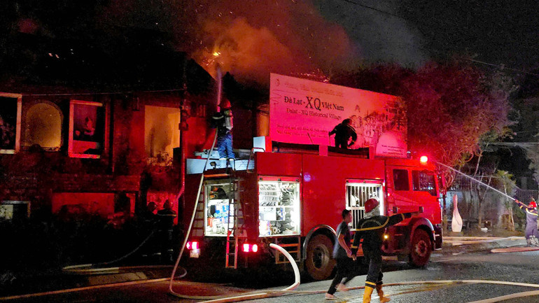 Lực lượng chức năng kịp thời đến hiện trường triển khai dập lửa.