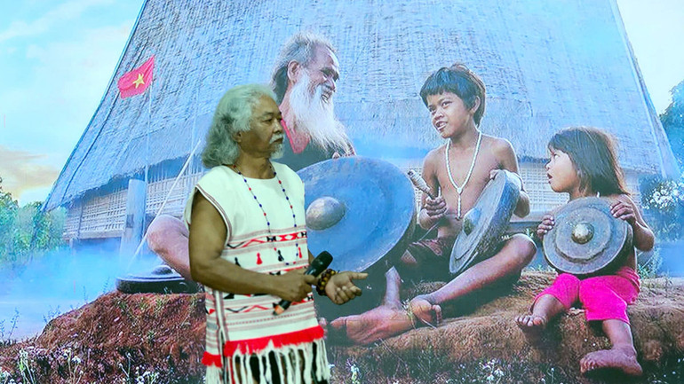 Già làng K’Thế trình bày nhạc phẩm Ngày hội làng do ông sáng tác.