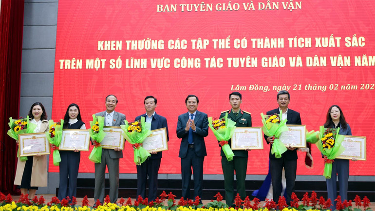 Đồng chí Tôn Thiện Đồng, Ủy viên Ban Thường vụ Tỉnh ủy, Trưởng Ban Tuyên giáo và Dân vận Tỉnh ủy Lâm Đồng trao giấy khen tặng các tập thể có thành tích xuất sắc trong công tác tuyên giáo và dân vận năm 2024.