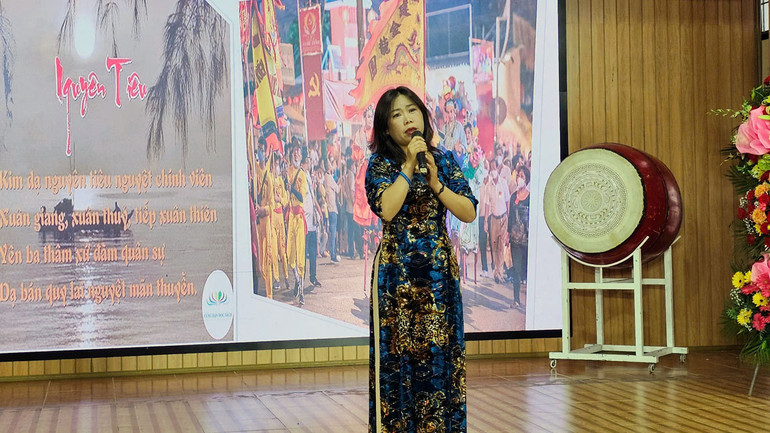 Cô giáo Thu Thủy ngâm bài thơ Nguyên tiêu của Chủ tịch Hồ Chí Minh.