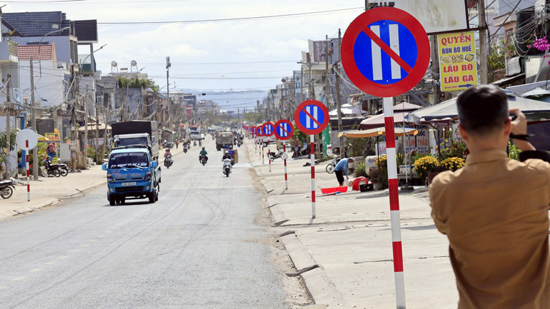 Loạt biển báo cấm cùng loại được cắm san sát trước khi tháo dỡ. Loạt biển báo cấm cùng loại được cắm san sát trước khi tháo dỡ.