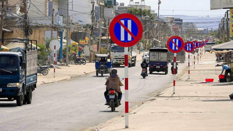 Qua một con hẻm giao với Quốc lộ 27 thì 1 biển báo cấm cùng loại được "trồng" lên.