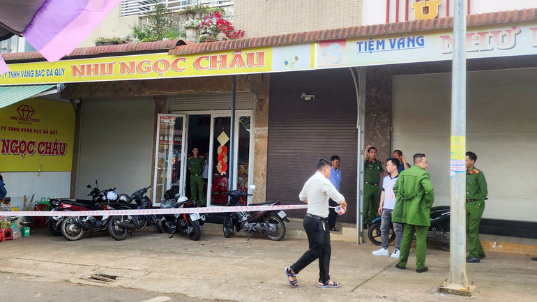 Cơ quan chức năng khám nghiệm hiện trường vụ việc.