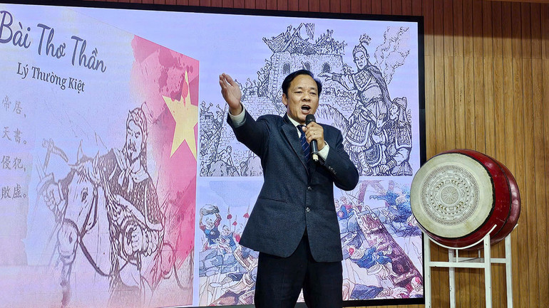 Nhà báo, nhà thơ Uông Thái Biểu đọc bài thơ Nam quốc Sơn hà của Lý Thường Kiệt.