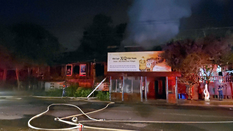 Sau khoảng 10 phút, ngọn lửa được khống chế.