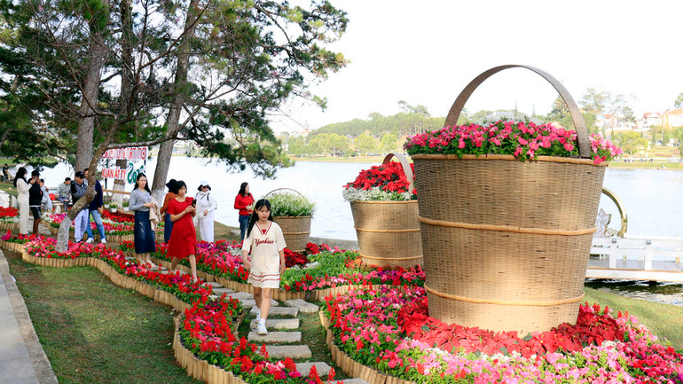 Du khách trải nghiệm cùng sắc hoa Đà Lạt.