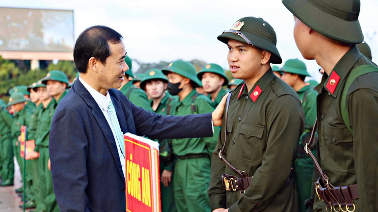 Quyền Bí thư Tỉnh ủy Lâm Đồng Nguyễn Thái Học thăm hỏi các thanh niên trước giờ lên đường nhập ngũ.