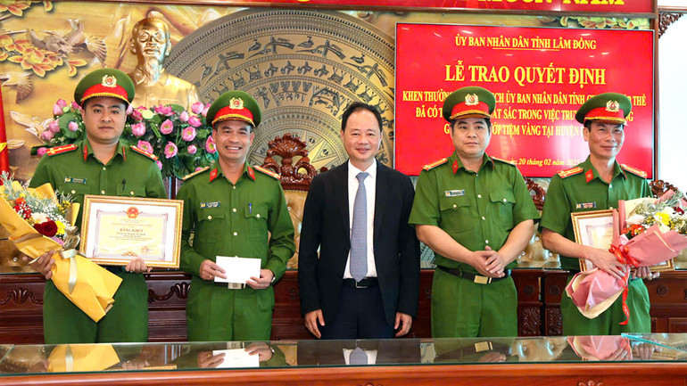 Chủ tịch Ủy ban nhân dân tỉnh Lâm Đồng Trần Hồng Thái khen thưởng tập thể thuộc Công an tỉnh về thành tích xuất sắc đột xuất trong việc truy bắt đối tượng gây ra vụ cướp tại tiệm vàng tại huyện Di Linh.