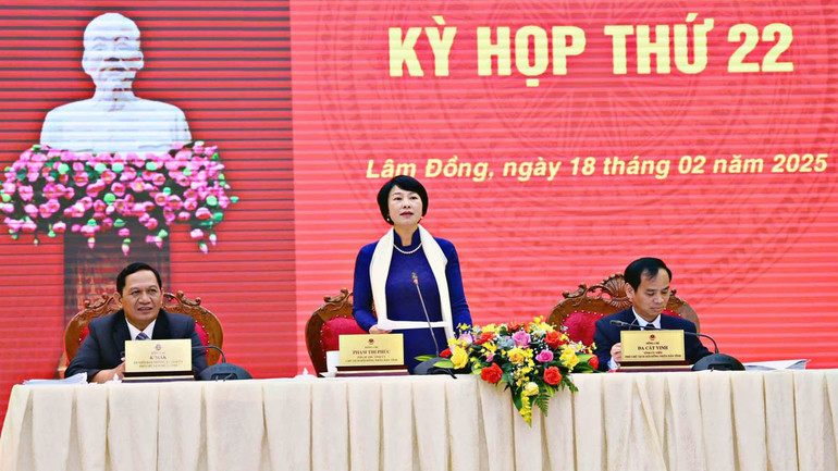 Các đồng chí chủ trì kỳ họp.