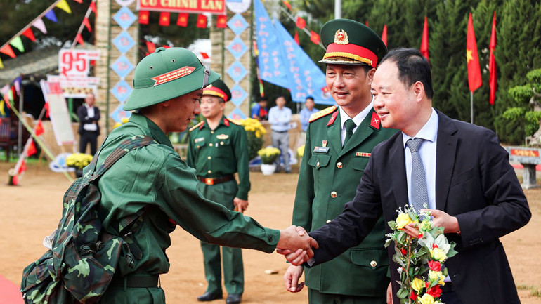 Chủ tịch Ủy ban nhân dân tỉnh Lâm Đồng Trần Hồng Thái tặng hoa các thanh niên trước giờ lên đường nhập ngũ.