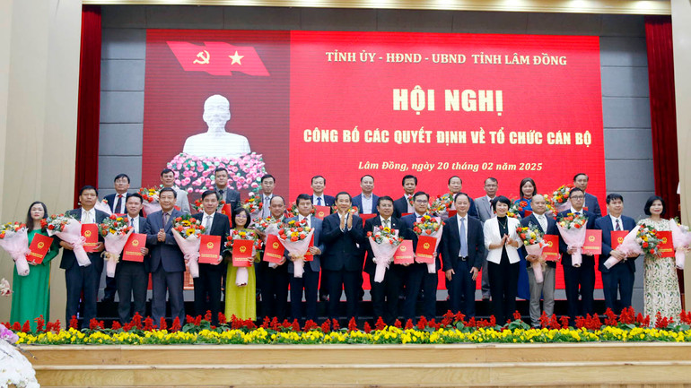Lãnh đạo tỉnh Lâm Đồng trao quyết định bổ nhiệm 24 phó giám đốc của 6 sở mới thành lập.