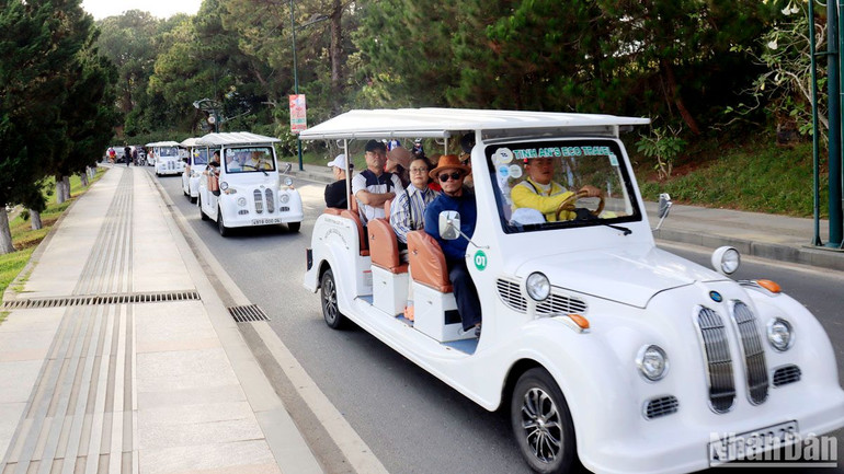 Du khách trải nghiệm Đà Lạt bằng xe điện dịp Tết Nguyên đán 2025. Du khách trải nghiệm Đà Lạt bằng xe điện dịp Tết Nguyên đán 2025.