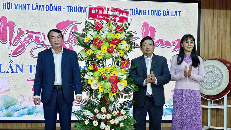 Thay mặt lãnh đạo tỉnh, Phó Chủ tịch Ủy ban nhân dân tỉnh Lâm Đồng Phạm S (bên trái) trao hoa tặng đại diện Hội Văn học Nghệ thuật tỉnh nhân Ngày thơ Việt Nam.