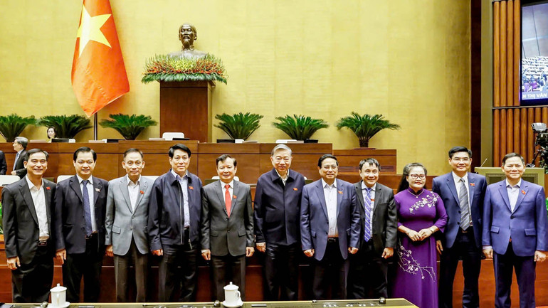 Giáo sư Phạm Như Hiệp chụp ảnh lưu niệm với các đồng chí lãnh đạo Đảng và Nhà nước trong kỳ họp Quốc hội khóa XV.