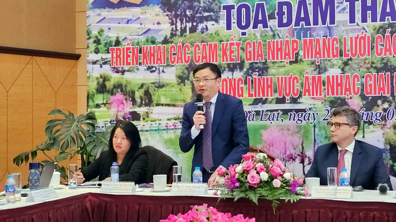 Chủ tịch Ủy ban nhân dân thành phố Đà Lạt Đặng Quang Tú phát biểu ý kiến, gợi mở những nội dung trao đổi, tham vấn tại tọa đàm.