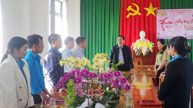 Quyền Bí thư Tỉnh ủy Lâm Đồng thăm, kiểm tra tình hình đầu năm tại xã Tà Hine, huyện Đức Trọng.