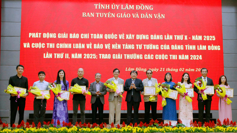 Ban tổ chức khen thưởng các tác giả, nhóm tác giả có tác phẩm chất lượng tham gia giải thưởng sáng tác, quảng bá tác phẩm văn học, nghệ thuật và báo chí về chủ đề “Học tập và làm theo tư tưởng, đạo đức, phong cách Hồ Chí Minh” đợt II, giai đoạn 2021-2025.