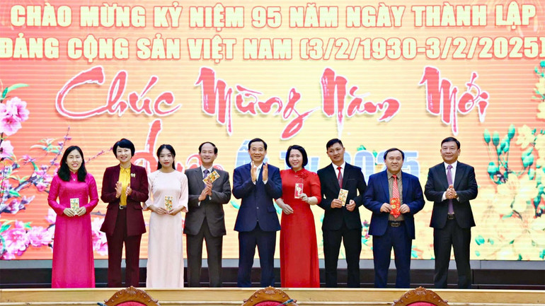 Thường trực Tỉnh ủy Lâm Đồng chúc mừng năm mới đảng viên lớn tuổi nhất và trẻ tuổi nhất tại chương trình kỷ niệm.