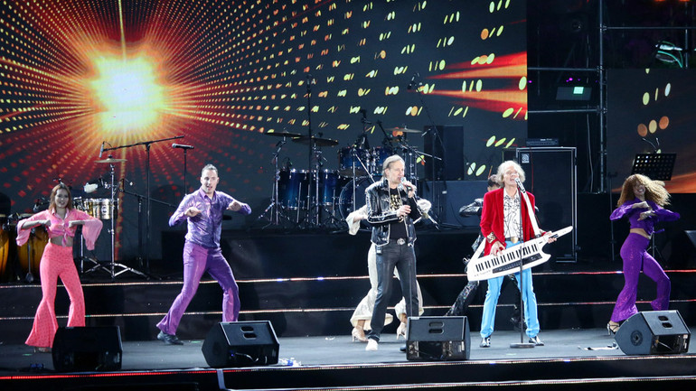 Những nghệ sĩ, ban nhạc nổi tiếng thế giới biểu diễn tại không gian lãng mạn Đà Lạt. Trong ảnh, Joy Band biểu diễn những ca khúc gây “sốt” một thời tại Việt Nam, như “Hello”, “Touch by Touch”... tại quảng trường Lâm Viên - Đà Lạt cuối năm 2024.