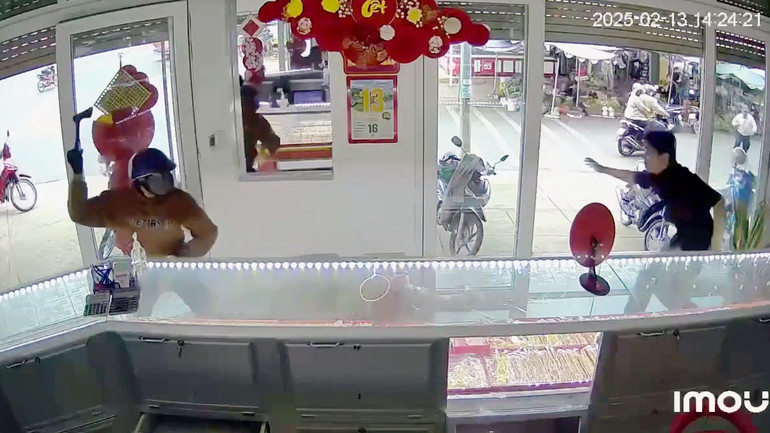 Sau khi cướp tiệm vàng đối tượng dùng búa chống trả người truy đuổi.