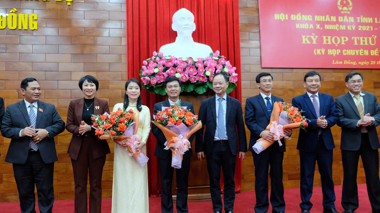 Lãnh đạo tỉnh Lâm Đồng chúc mừng đồng chí Đinh Văn Tuấn và các Ủy viên Ủy ban nhân dân tỉnh vừa được bầu bổ sung.