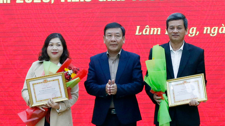 Phó Bí thư Tỉnh ủy Lâm Đồng Bùi Thắng trao giấy khen tặng các tập thể có thành tích xuất sắc trong triển khai Cuộc thi tìm hiểu biển, đảo Việt Nam; chuẩn mực đạo đức cách mạng của cán bộ, đảng viên trong giai đoạn mới.