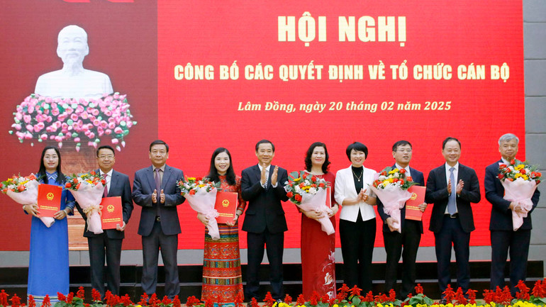Lãnh đạo tỉnh Lâm Đồng trao quyết định bổ nhiệm 6 giám đốc sở mới sau khi hợp nhất.