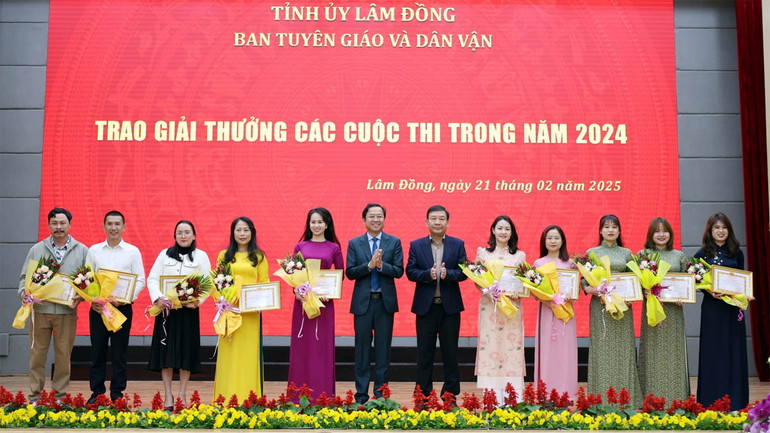 Đồng chí Bùi Thắng và Trưởng Ban Tuyên giáo và Dân vận Tỉnh ủy Lâm Đồng Tôn Thiện Đồng khen thưởng các tác giả, nhóm tác giả có tác phẩm chất lượng tham gia giải Búa liềm vàng năm 2024.