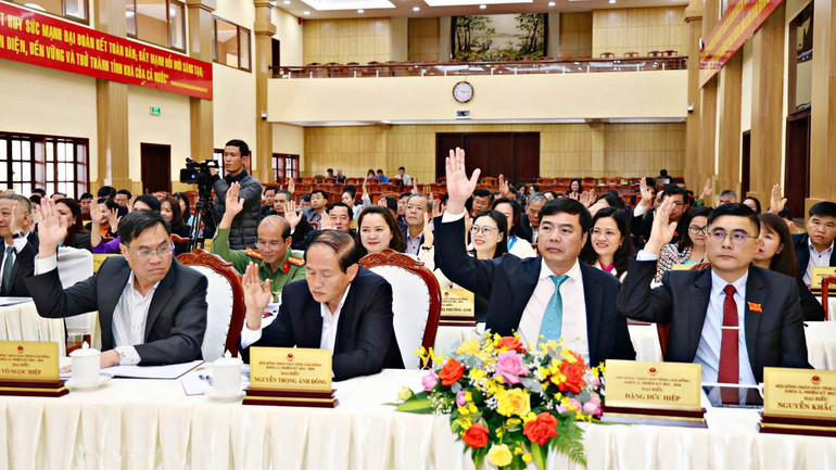 Đại biểu biểu quyết thông qua các nghị quyết tại kỳ họp thứ 22.