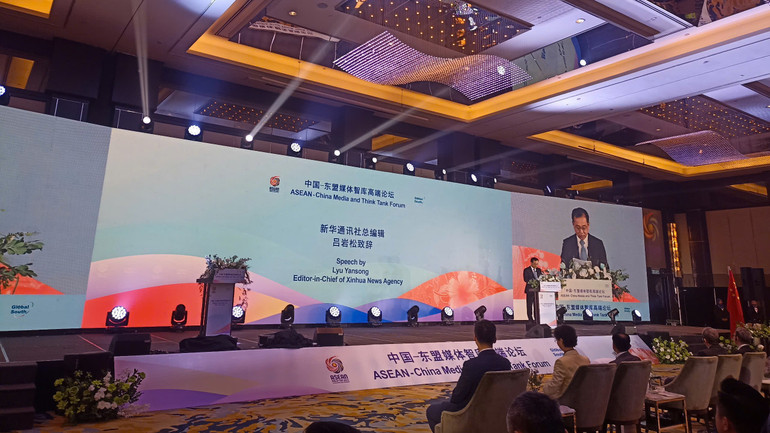Tổng Biên tập Tân Hoa xã Lyu Yansong nhấn mạnh vai trò quan trọng của truyền thông và các tổ chức tư vấn trong việc thúc đẩy hợp tác Trung Quốc-ASEAN. (Ảnh: HỒNG HẠNH)