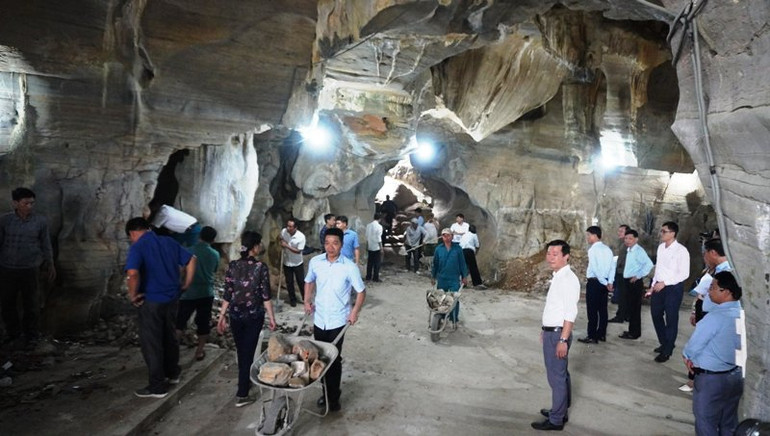 Lực lượng chức năng khắc phục hành vi tự ý tôn tạo, đưa tượng, đồ thờ vào Động Hồ Công ở huyện Vĩnh Lộc.