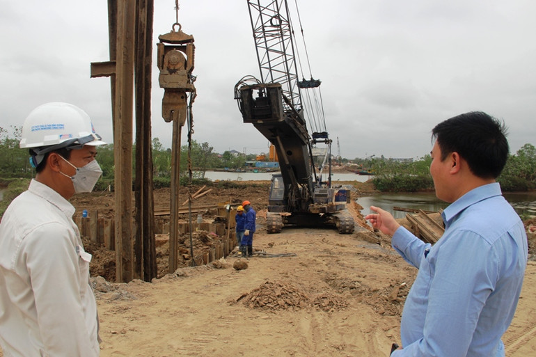 Công trường thi công cầu Lạch Sung trên tuyến đường bộ ven biển qua tỉnh Thanh Hóa.