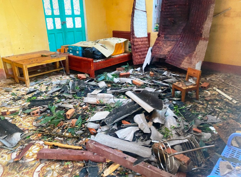 Nơi ở của giáo viên ngổn ngang vật liệu rơi, gãy. Nơi ở của giáo viên ngổn ngang vật liệu rơi, gãy.