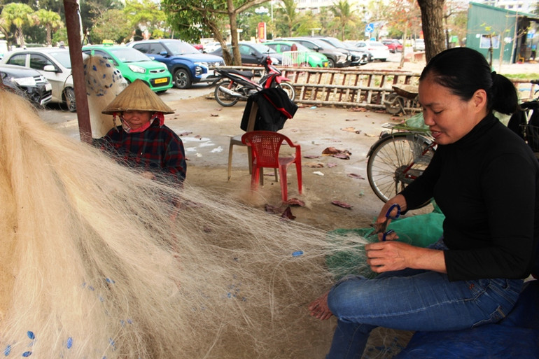 Người lao động cắt, gỡ lấy chì trên bộ lưới giải bản.