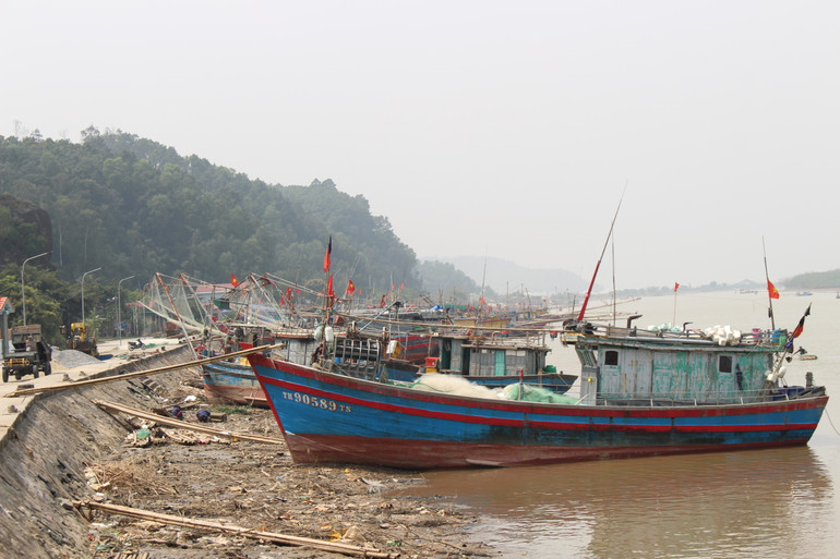 Phương tiện đánh bắt hải sản cập bến Hoằng Trường sau chuyến vươn khơi, bám biển.