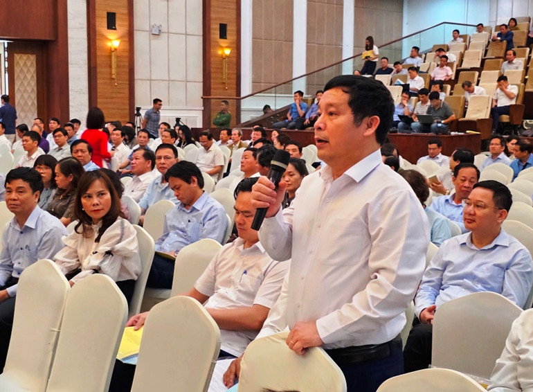 Đại biểu thảo luận, đề nghị hướng dẫn rõ hơn trong việc thực hiện các quy định Trung ương mới ban hành.