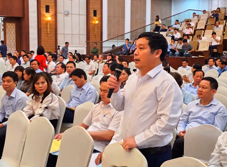 Đại biểu thảo luận, đề nghị hướng dẫn rõ hơn trong việc thực hiện các quy định Trung ương mới ban hành.