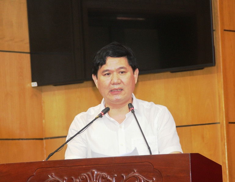 Lãnh đạo Sở Tài nguyên và Môi trường thảo luận tại hội nghị.