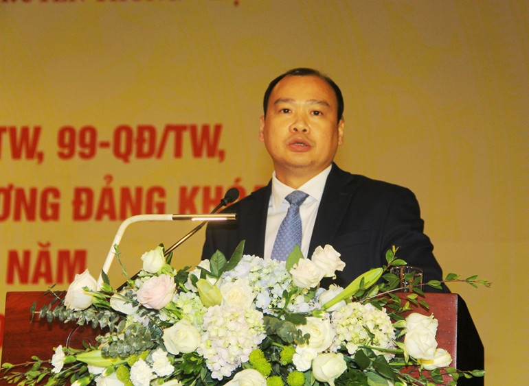 Đồng chí Lê Hải Bình, Ủy viên dự khuyết Trung ương Đảng, Phó Trưởng Ban Tuyên giáo Trung ương quán triệt Quy định số 85-QĐ/TW tới các đại biểu tham dự Hội nghị.