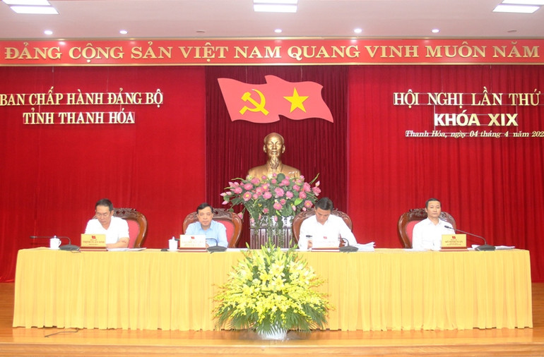 Đoàn chủ tọa điều hành hội nghị.